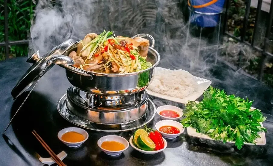 Quán Dê núi Cảnh Gù 194 Giải Phóng, Phương Liệt, Hà Nội nhìn từ ngoài đường